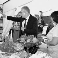 Представляли, торгували і пісні співали…